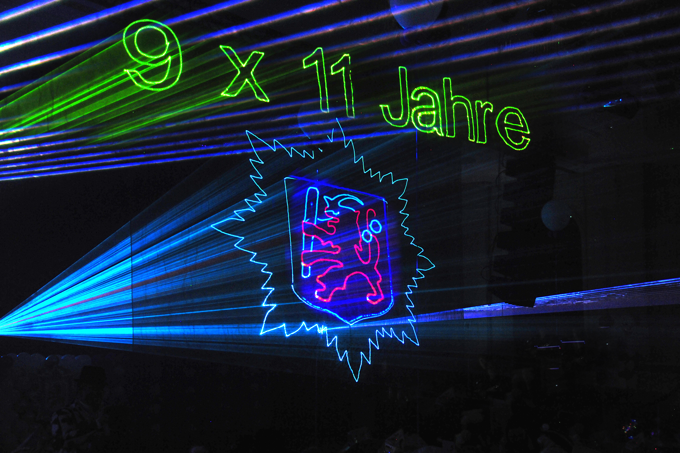 Lasershow: Logo der Prinzengarde Blau-Weiss mit 9x11 Jahre